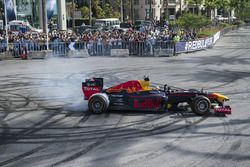 Carlos Sainz Jr. drives the Red Bull RB7 en el puerto de Beirut en Líbano