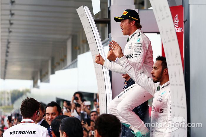 Nico Rosberg salta en el podio de Suzuka