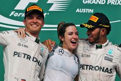 Nico Rosberg, Mercedes AMG F1 con Victoria Vowles, Mercedes AMG F1 y Lewis Hamilton, Mercedes AMG F1