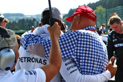 Lewis Hamilton, Mercedes AMG F1 met Niki Lauda, Mercedes Non-Executive Chairman op de grid