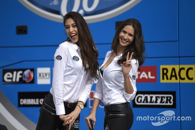 Hermosas chicas de la parrilla