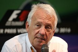 Charlie Whiting, delegado de la FIA en una conferencia de prensa FIA