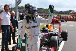 Nico Rosberg, Mercedes AMG F1 con Max Verstappen, Red Bull Racing en parc ferme