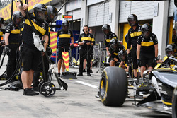 Renault Sport F1 Team practice pit stops