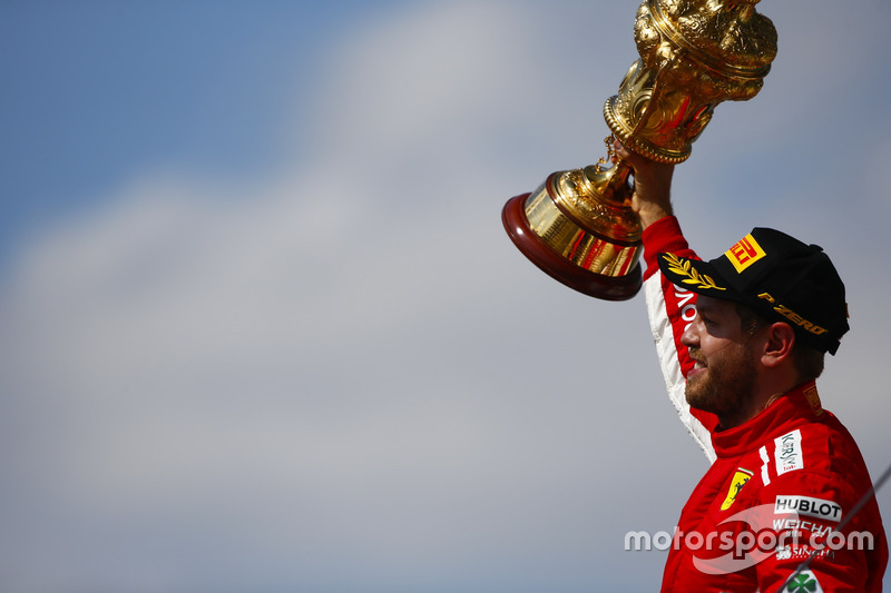 Sebastian Vettel, Ferrari, festeggia la vittoria sul podio e alza il trofeo