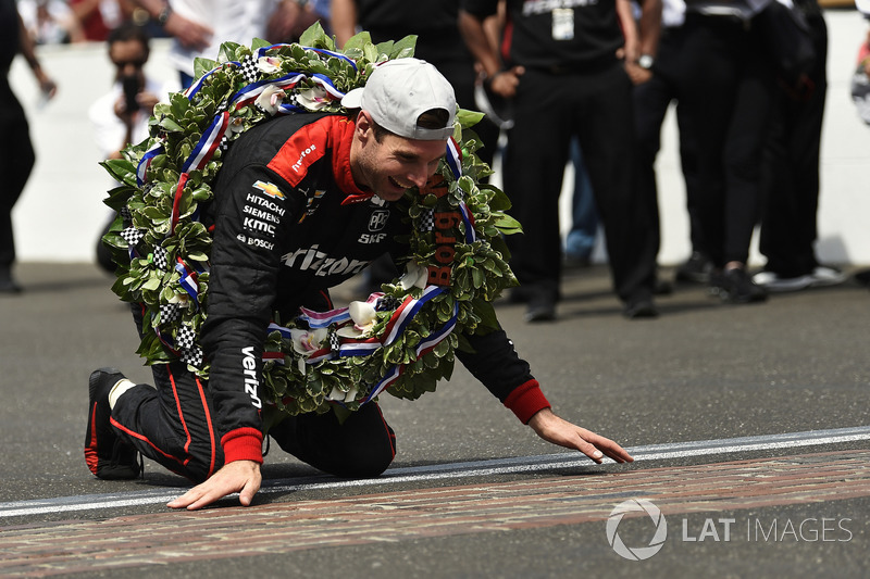 Will Power, Team Penske Chevrolet celebrates the win by kissing the yard of bricks