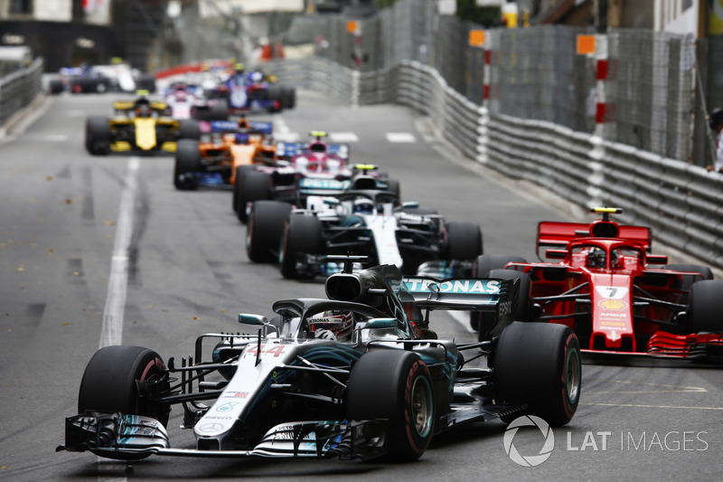 Lewis Hamilton, Mercedes AMG F1 W09, devant Kimi Raikkonen, Ferrari SF71H et Valtteri Bottas, Mercedes AMG F1 W09