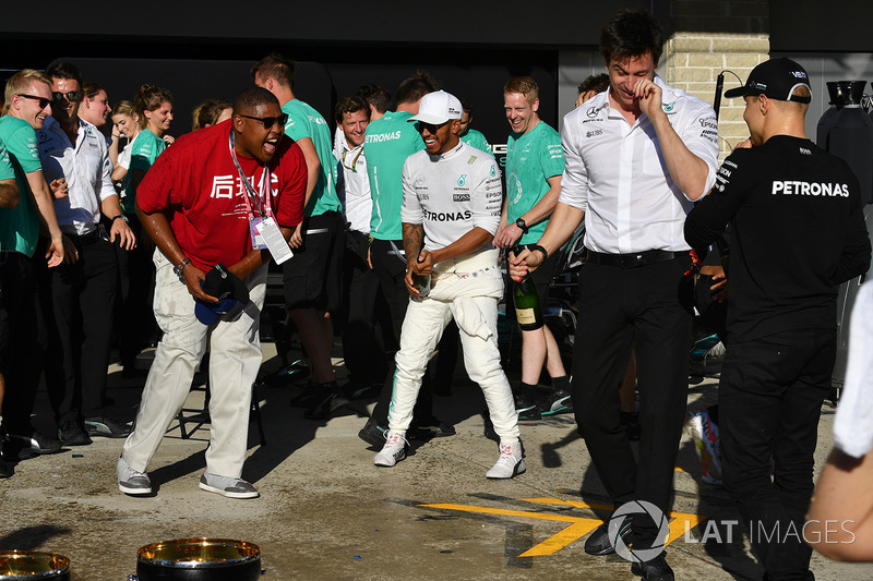 Lewis Hamilton, Mercedes AMG F1, Toto Wolff, Mercedes AMG F1 Director of Motorsport and Valtteri Bottas, Mercedes AMG F1 celebrate with the champagne