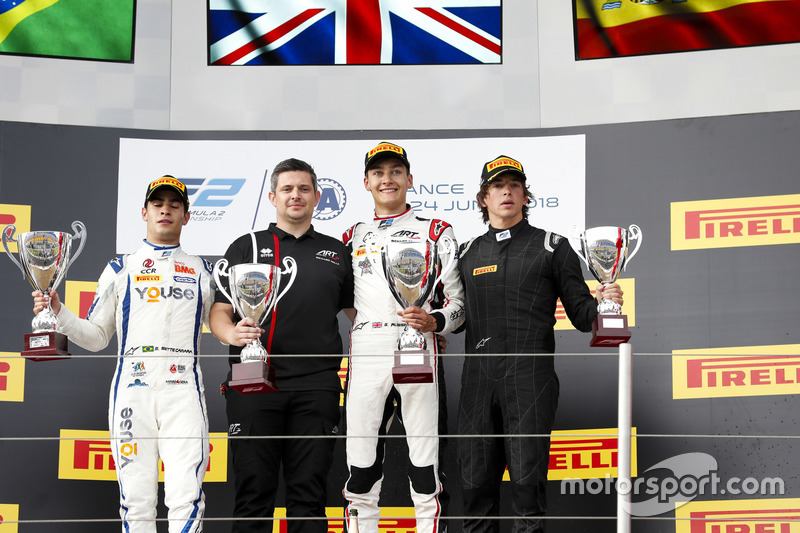 Podium : le deuxième Sergio Sette Camara, Carlin, le vainqueur George Russell, ART Grand Prix, le troisième (disqualifié) Roberto Merhi, MP Motorsport