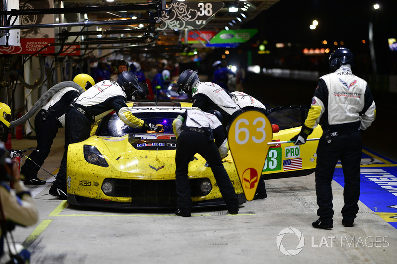 #63 Corvette Racing Chevrolet Corvette C7.R: Jan Magnussen, Antonio Garcia, Mike Rockenfeller, au stand