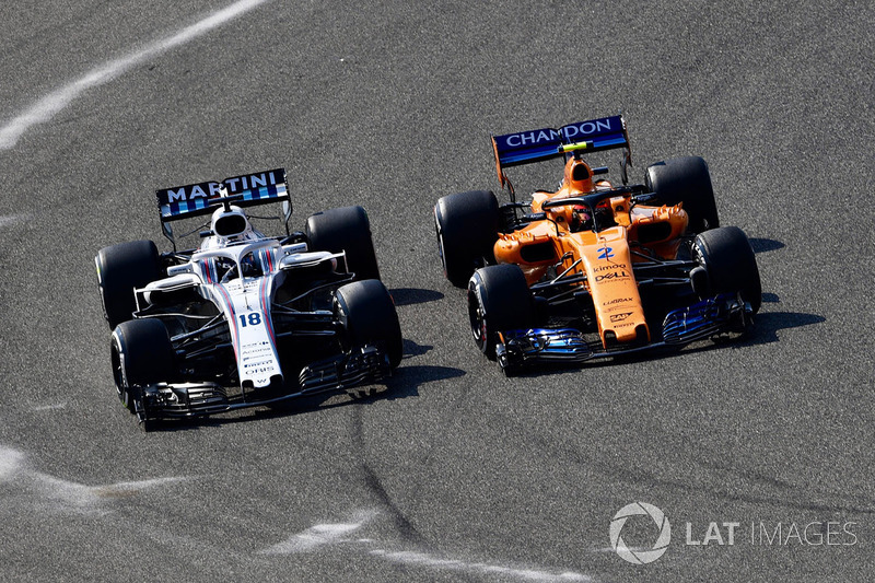 Lance Stroll, Williams FW41 et Stoffel Vandoorne, McLaren MCL33 en lutte