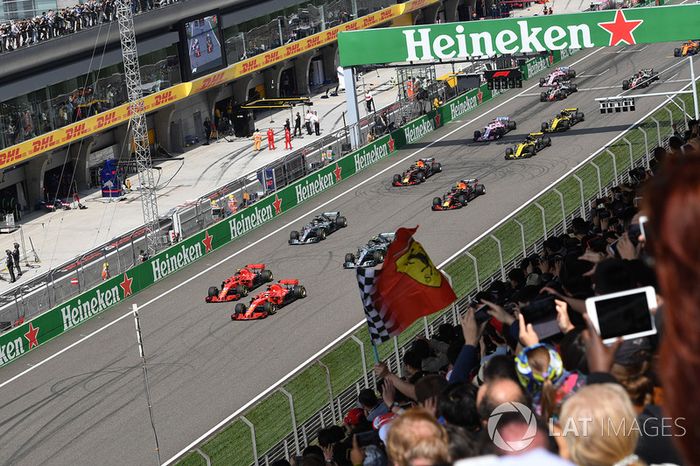 Sebastian Vettel, Ferrari SF71H y Kimi Raikkonen, Ferrari SF71H al inicio