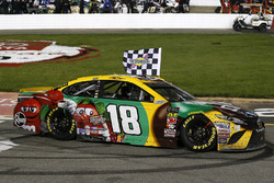 Il vincitore della gara Kyle Busch, Joe Gibbs Racing