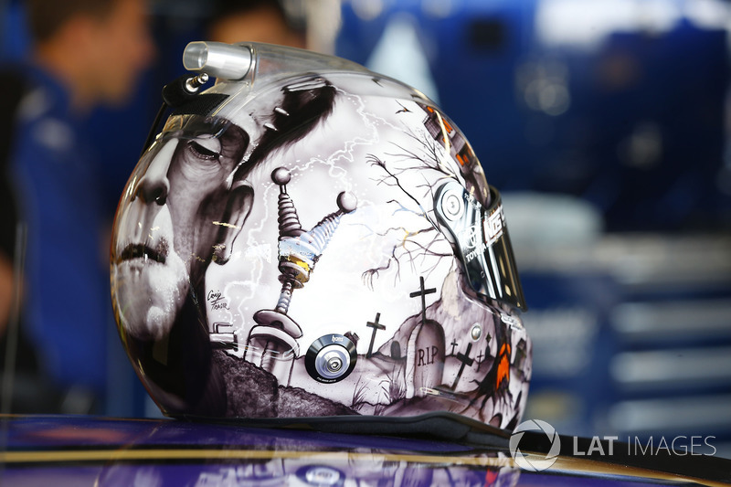 Helm von Kyle Busch, Joe Gibbs Racing
