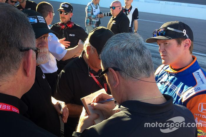 Scott Dixon, Chip Ganassi Racing Honda consulta con personal de IndyCar después de probar el primer aeroscreen