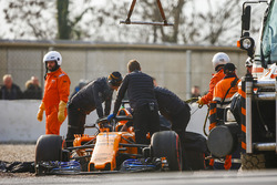 Маршалы и сотрудники McLaren эвакуируют с трассы автомобиль MCL33 Фернандо Алонсо