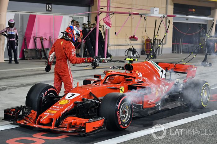 Kimi Raikkonen, Ferrari SF71H, in pit lane, si ritira dalla gara