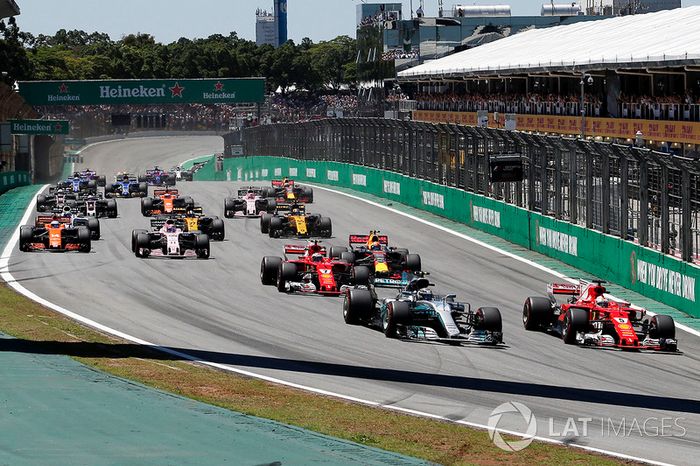 Valtteri Bottas, Mercedes-Benz F1 W08 y Sebastian Vettel, Ferrari SF70H lucha por la posición