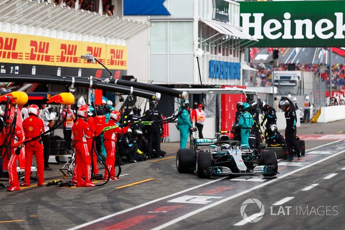 Valtteri Bottas, Mercedes AMG F1 W09, hace un pit stop