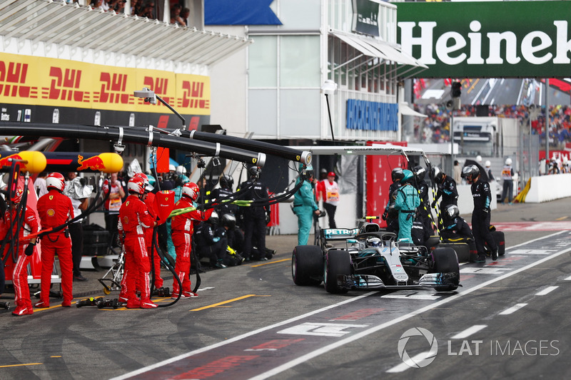Valtteri Bottas, Mercedes AMG F1 W09, effettua un pit stop