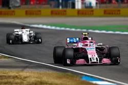 Esteban Ocon, Force India VJM11, devant Marcus Ericsson, Sauber C37