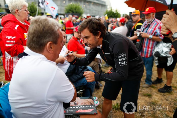 Fernando Alonso, McLaren, con los fans