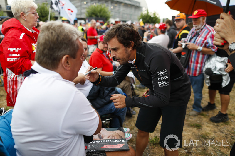 Fernando Alonso, McLaren, con los fans
