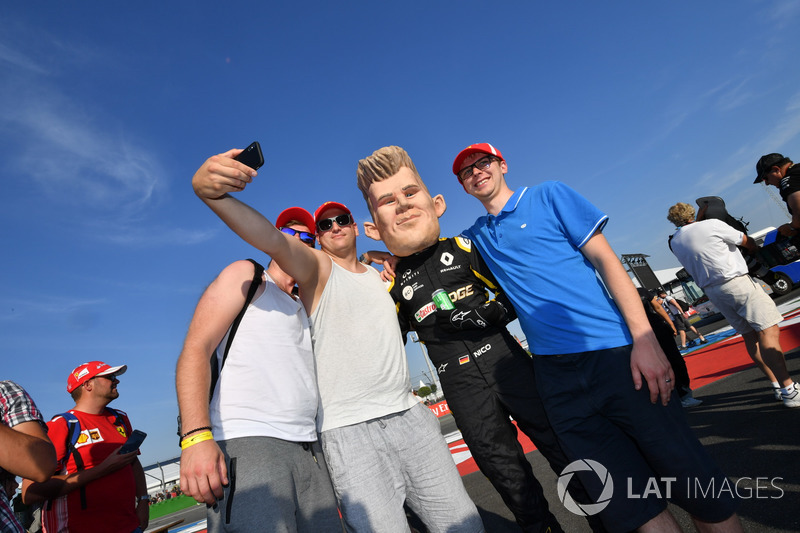Nico Hulkenberg, Renault Sport F1 Team caricatura y fanáticos