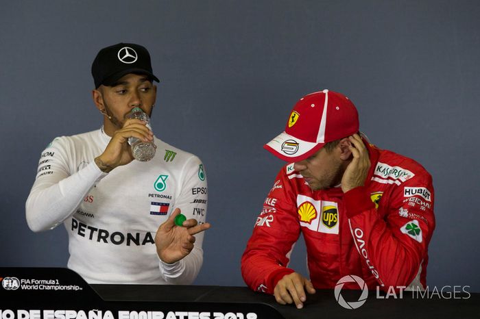 Lewis Hamilton, Mercedes-AMG F1 y Sebastian Vettel, Ferrari en la conferencia de prensa