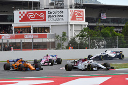 Шарль Леклер, Alfa Romeo Sauber C37, и Фернандо Алонсо, McLaren MCL33