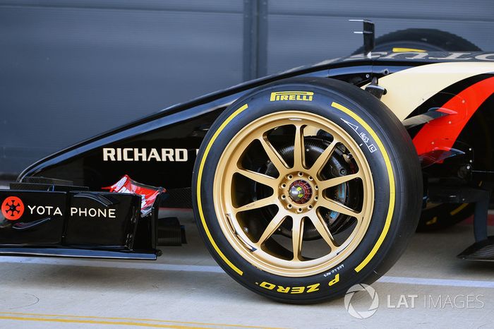 El Lotus E22 con neumáticos Pirelli de 18 pulgadas