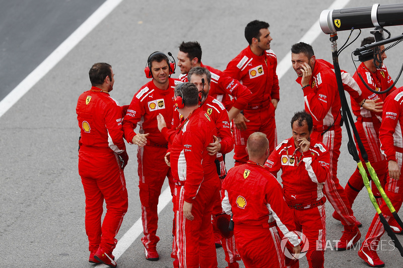 Ferrari святкує перемогу Себастьяна Феттеля