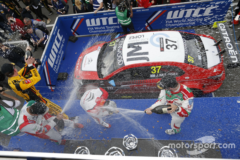 Podium: 2. Nicky Catsburg, LADA Sport Rosneft, Lada Vesta; 1. José María López, Citroën World Tourin