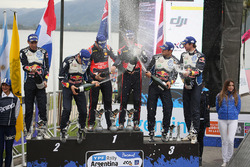 Podio: los ganadores Hayden Paddon, John Kennard, Hyundai Motorsport, segundo lugar Sébastien Ogier,