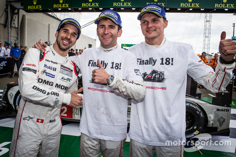 Ganadores #2 Porsche Team Porsche 919 Hybrid: Neel Jani, Romain Dumas, Marc Lieb celebra