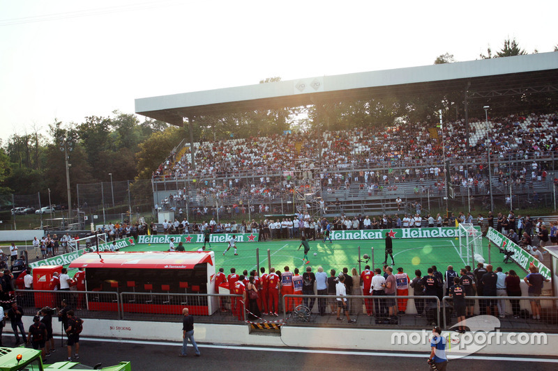 Heineken spornsorluğunda hayır işi için yapılan futbol maçı