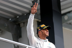 Podio: ganador de la carrera Lewis Hamilton, Mercedes AMG F1