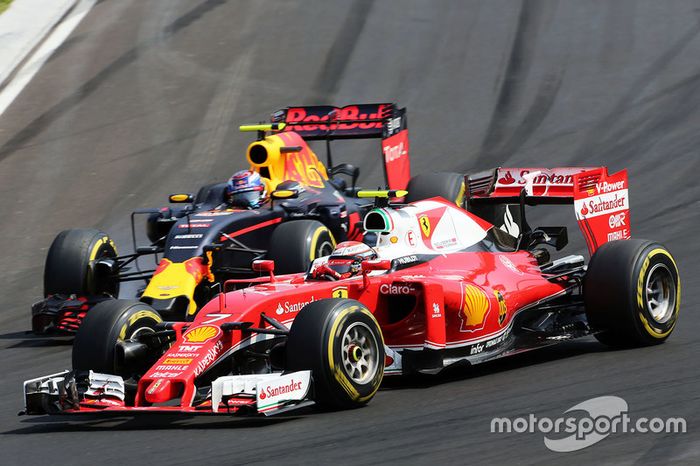 Kimi Raikkonen, Ferrari SF16-H y Max Verstappen, Red Bull Racing RB12 batallan por la posición