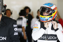 Fernando Alonso, McLaren MP4-31 ajusta su casco en el garaje