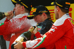 Il podio: il vincitore Max Verstappen, Red Bull Racing, secondo Kimi Raikonnen, Scuderia Ferrari, te