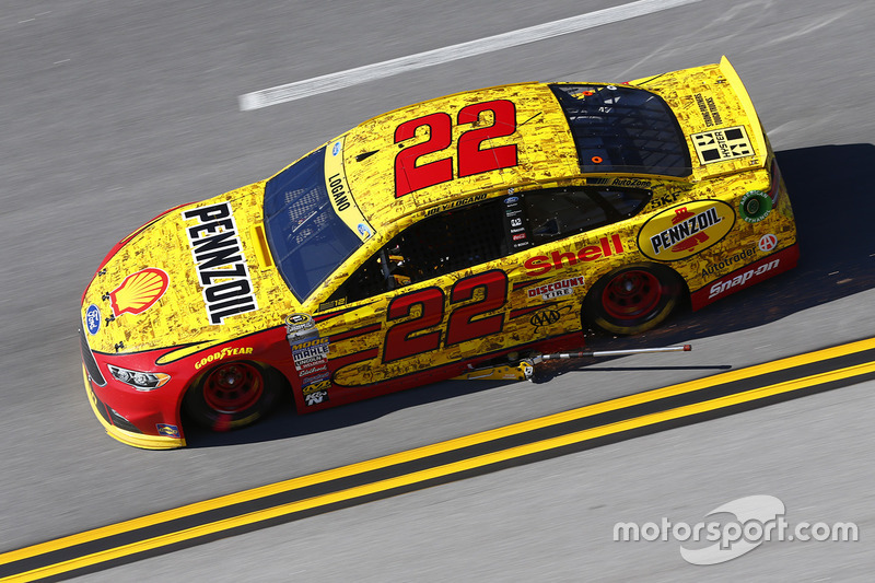 Joey Logano, Team Penske, Ford, mit Wagenheber auf der Strecke