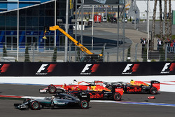 Choque de Sebastian Vettel, Ferrari SF16-H, Daniil Kvyat, Red Bull Racing RB12, Daniel Ricciardo, Red Bull Racing RB12 y Lewis Hamilton, Mercedes AMG F1 Team W07