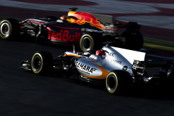 Эстебан Окон, Sahara Force India F1 VJM10, и Макс Ферстаппен, Red Bull Racing RB13
