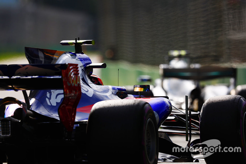 Carlos Sainz Jr., Scuderia Toro Rosso STR12, Valtteri Bottas, Mercedes AMG F1 W08