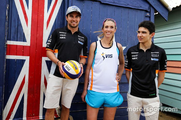 Sergio Pérez, Sahara Force India F1 y Esteban Ocon, Sahara Force India F1 juegan voleibol en la playa de Brighton con Tamsin Hinchley, jugador de voleibol