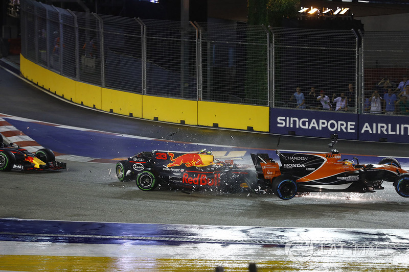 Startcrash: Max Verstappen, Red Bull Racing RB13, Kimi Raikkonen, Ferrari, Fernando Alonso, McLaren 