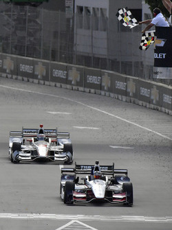 Graham Rahal, Rahal Letterman Lanigan Racing Honda, passe sous le drapeau à damier