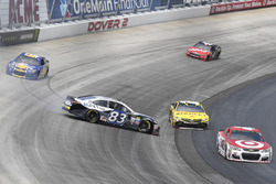 Ryan Sieg spins, Kyle Larson, Chip Ganassi Racing Chevrolet, Daniel Suárez, Joe Gibbs Racing Toyota