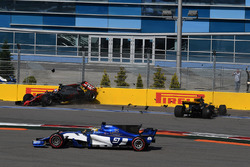 Столкновение: Ромен Грожан, Haas F1 VF-17, и Джолион Палмер, Renault Sport F1 RS17