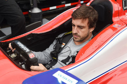 Fernando Alonso sentado en el coche de Marco Andretti